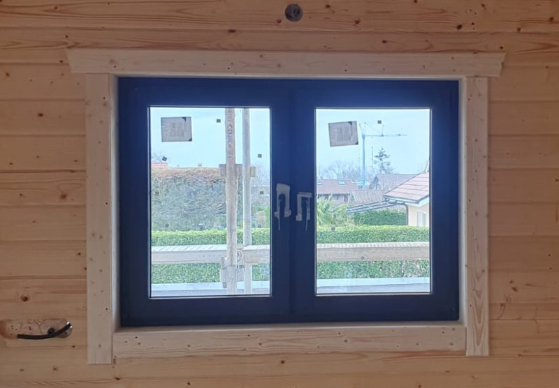 Portes et fenêtre de ce chalet habitable de 30m²